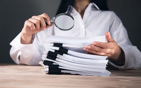 Infografía que detalla las discrepancias en las cifras de fallecimientos de menores en el SENAME según diferentes informes