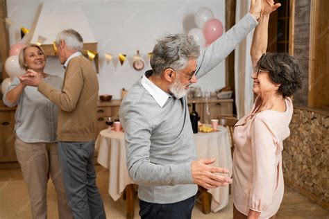 Foto de personas mayores bailando en una fiesta de los años 60