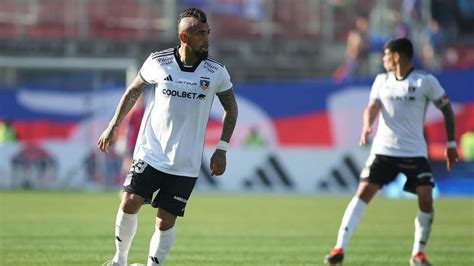 Foto de Arturo Vidal siendo expulsado del partido Colo Colo vs Audax Italiano