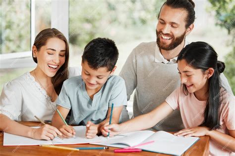 Foto: Padres apoyando a sus hijos en tareas escolares
