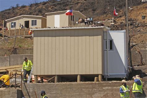 Fotografía de un campamento de emergencia, mostrando la precariedad de las viviendas.