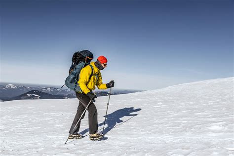 Foto de Mauricio Purto escalando una montaña nevada