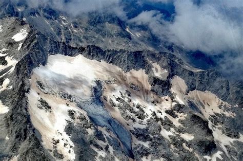 Foto aérea del glaciar La Paloma mostrando impactos de la minería