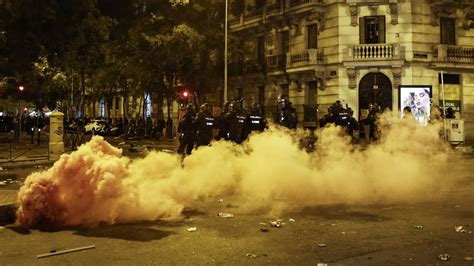 Foto temática: uso de gases lacrimógenos en manifestaciones con presencia de civiles