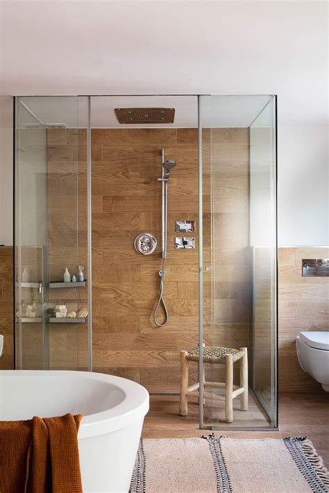 Ilustración comparativa entre una bañera tradicional y una ducha a ras de suelo con accesorios de apoyo.