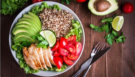 Foto de un plato de comida balanceada y nutritiva para personas mayores, con enfoque en ingredientes frescos