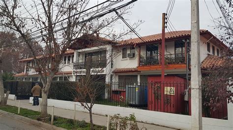Foto exterior del Hospital Peñaflor, destacando su fachada principal.