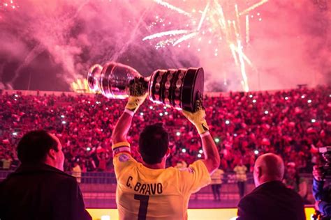 Fotografía de Claudio Bravo levantando el trofeo de la Copa América Centenario