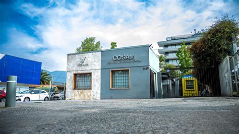 fotografía del exterior del nuevo edificio del COSAM en Malloco, destacando su infraestructura moderna y accesible.