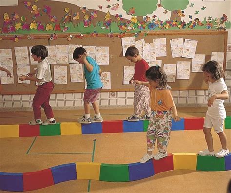 Foto de niños realizando actividades de psicomotricidad gruesa al aire libre