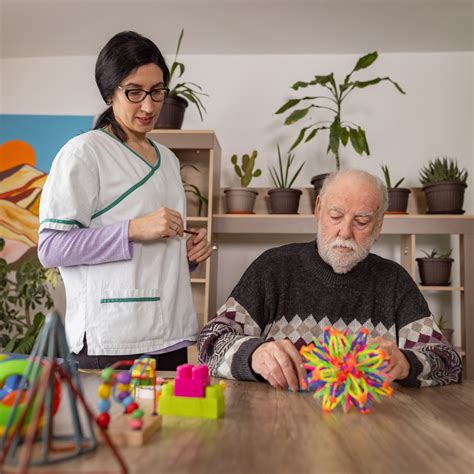 Adulto mayor realizando actividad propositiva con terapeuta