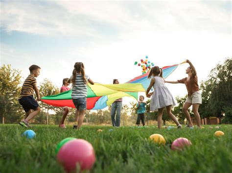 Niños participando en un juego colaborativo sobre la paz y la noviolencia