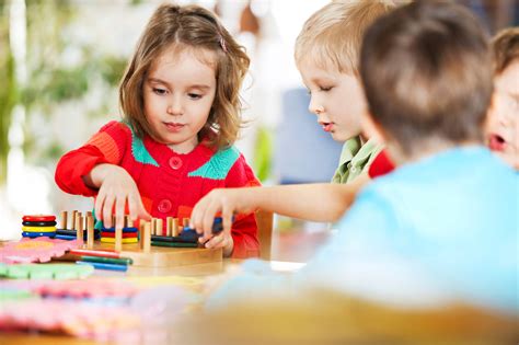 Niños concentrados jugando a un juego de lectura o escritura