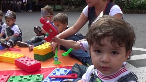 Foto de niños jugando en un jardín infantil en un barrio vulnerable