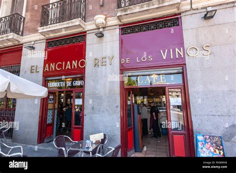 Fachada de la taberna El Anciano Rey de los Vinos con sus azulejos