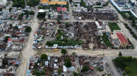 Fotografía de un barrio devastado por la violencia de las bandas en Puerto Príncipe