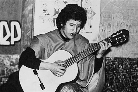 fotografía de Víctor Jara cantando
