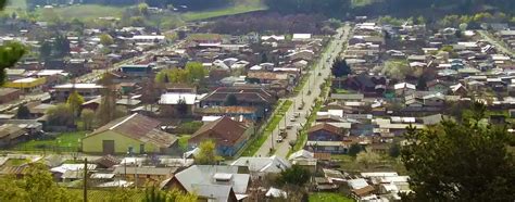 Fotografía del río Quillén atravesando la ciudad de Galvarino, con el Puente Viejo en primer plano.