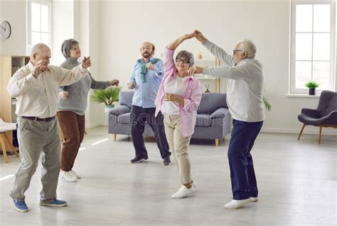 Personas mayores bailando alegremente en grupo