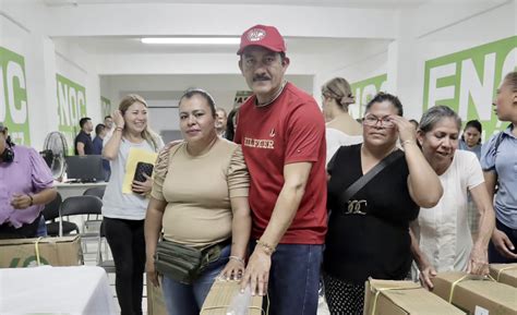 Líderes políticos asistiendo a personas vulnerables
