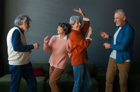 adultos mayores bailando al ritmo de rock and roll en una plaza pública