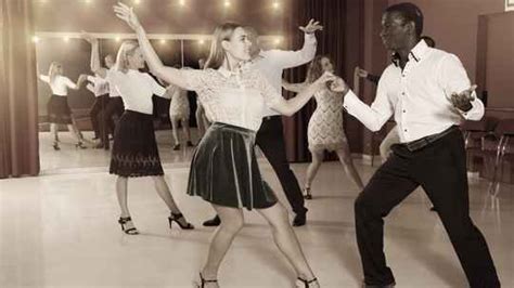 pareja de jubilados bailando rock and roll con gran energía