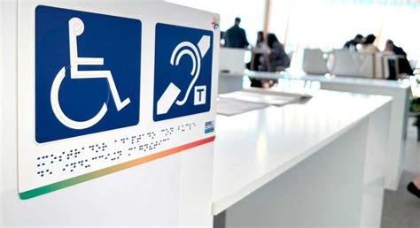 Edificio de oficinas con rampa y señalización accesible