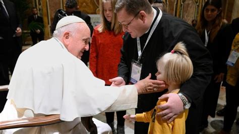 El Papa Francisco durante una audiencia con personas con discapacidad