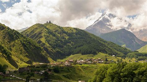 Fotografía de un paisaje chileno, con un valle fértil y montañas