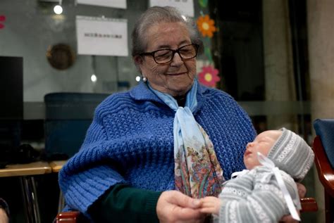 Infografía con los principales beneficios de la terapia con muñecas en personas con demencia.