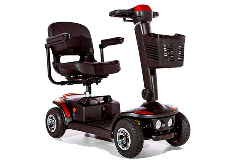 Scooter de movilidad con usuario, mostrando el sistema de ruedas y suspensión