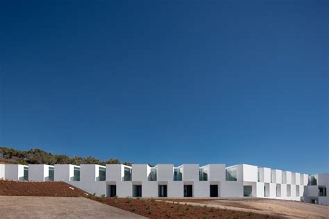 Imagen de la Residencia para la tercera edad en Alcácer do Sal, Portugal, destacando su diseño minimalista y conexión con el entorno.