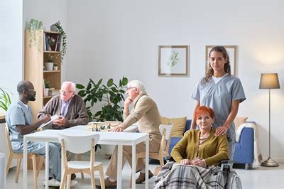 Foto de un jardín soleado en una residencia para el adulto mayor o de una habitación luminosa