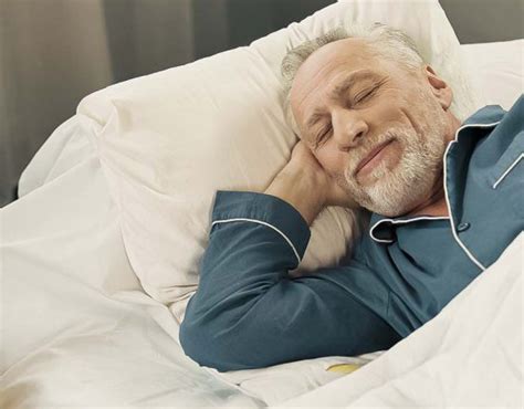 Persona mayor descansando cómodamente en una cama articulada