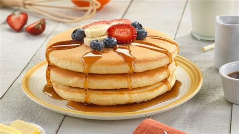 Imagen de un plato de panqueques de chía rellenos y una fuente de papas al horno con atún.