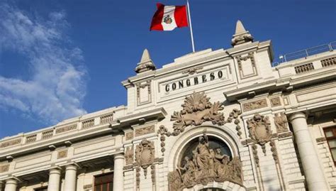 Foto temática de un congreso académico sobre envejecimiento, con ponentes y público diverso.