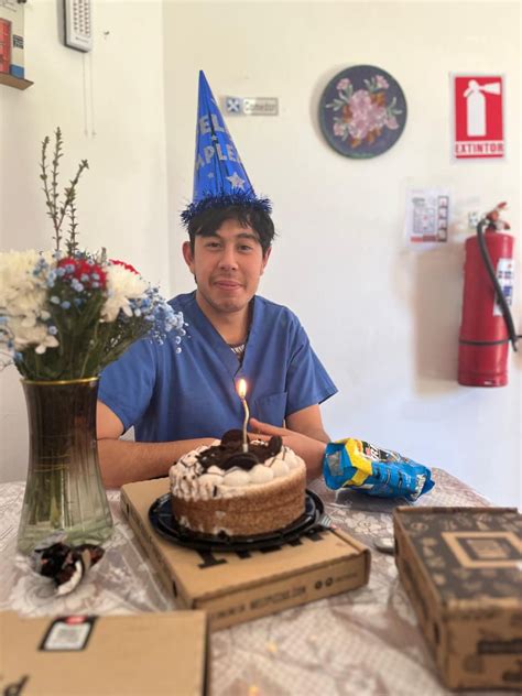 Fotografía de María Teresa Martínez celebrando su cumpleaños en el ELEAM de la Región del Maule