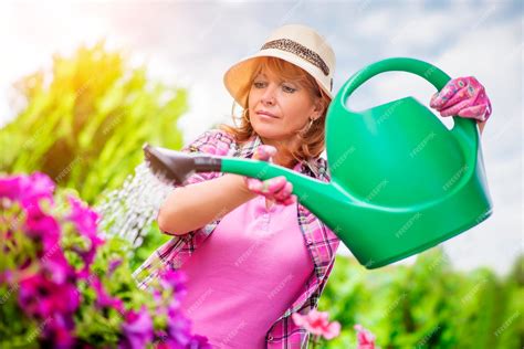 Foto de una persona cuidando un jardín en una parcela