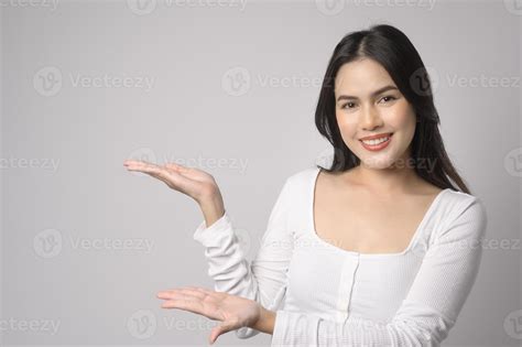 Fotografía de una mujer mayor sonriendo con flequillo, destacando la expresión facial positiva