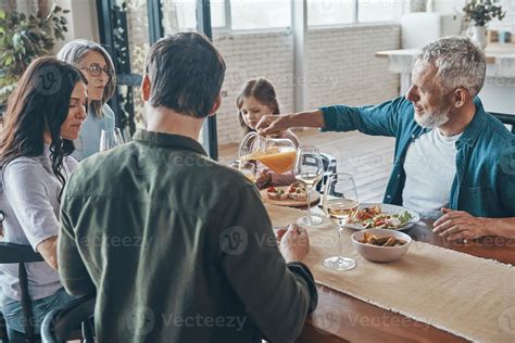 Foto: Familia comunicándose afectuosamente