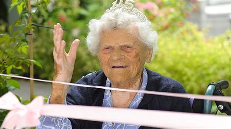 Fotografía de Ethel May Caterham, la persona viva más longeva del mundo.