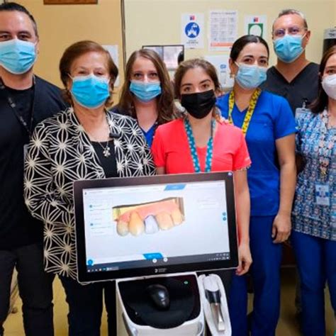 Equipo de odontólogos itinerante brindando atención dental en una comunidad rural