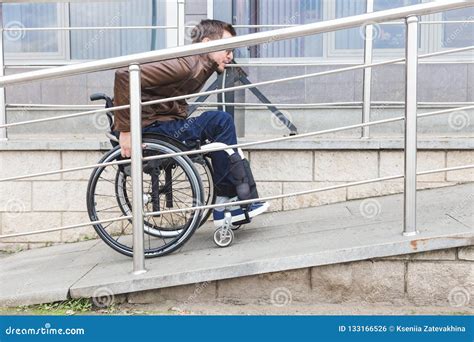 Foto: Hombre en silla de ruedas utilizando una rampa de acceso, simbolizando el turismo accesible
