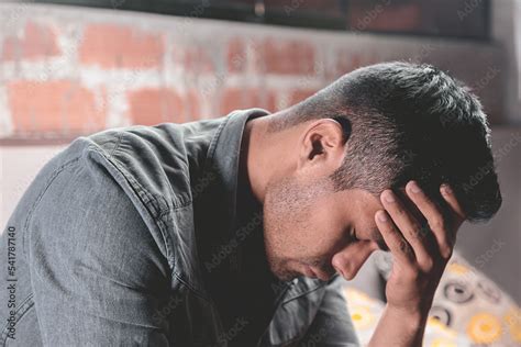 Foto de una persona adulta con expresión de tristeza y reflexión