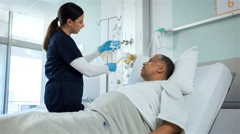 Profesional de la salud brindando cuidados paliativos a un paciente