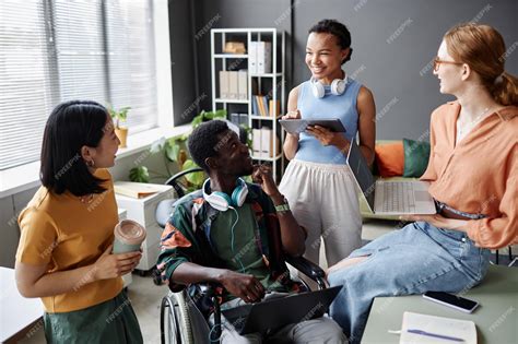 Equipo de trabajo diverso e inclusivo con personas con y sin discapacidad cognitiva