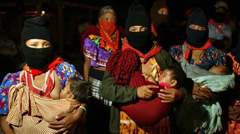 Ilustración que representa a mujeres indígenas zapatistas participando activamente en reuniones comunitarias.