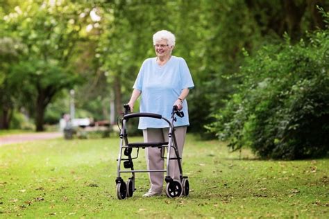 Persona mayor usando un andador para caminar de forma segura