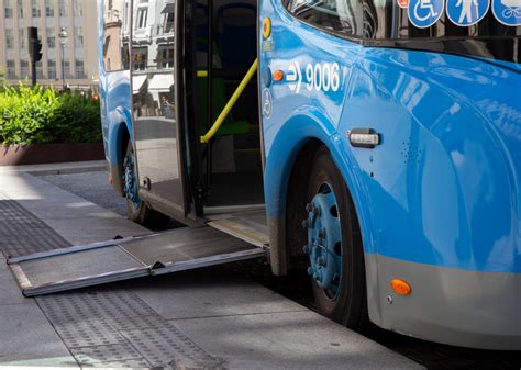 Foto de un autobús de piso bajo facilitando el acceso a adultos mayores