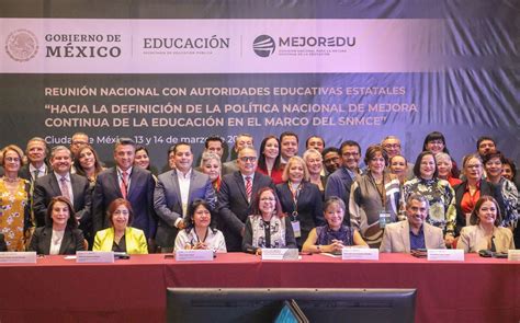 Fotografía de autoridades educativas y regionales en la jornada de capacitación sobre inclusión y discapacidad